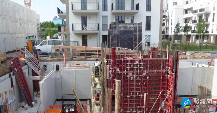 德国法兰克福“欧洲街区”多层住宅建设工地，电梯核心筒采用现浇结构，地下室墙体采用预制叠合楼板加现浇形式